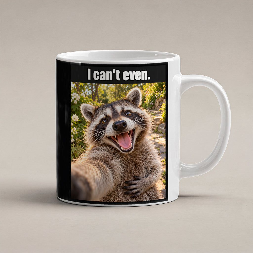 Lachender Waschbär – Tasse mit Spruch. Weiß. 1 STUDIO. KI-Motiv.