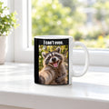 Lachender Waschbär – Tasse mit Spruch. Weiß. 3 FENSTER. KI-Motiv.