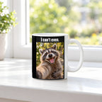Lachender Waschbär – Tasse mit Spruch. Weiß. 3 FENSTER. KI-Motiv.