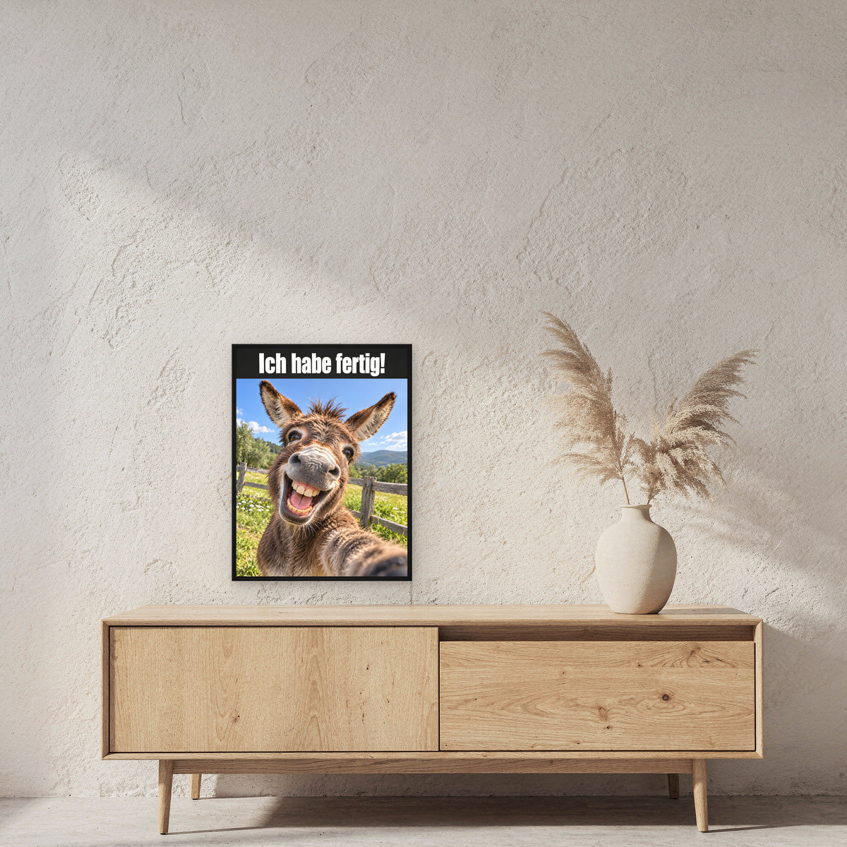 Lachender Esel – Gerahmtes Wandbild mit Spruch. 45×60 cm. 2 RAUM. KI-Motiv.