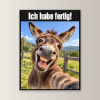 Lachender Esel – Gerahmtes Wandbild mit Spruch. 60×80 cm. 1 FRONTAL. KI-Motiv.