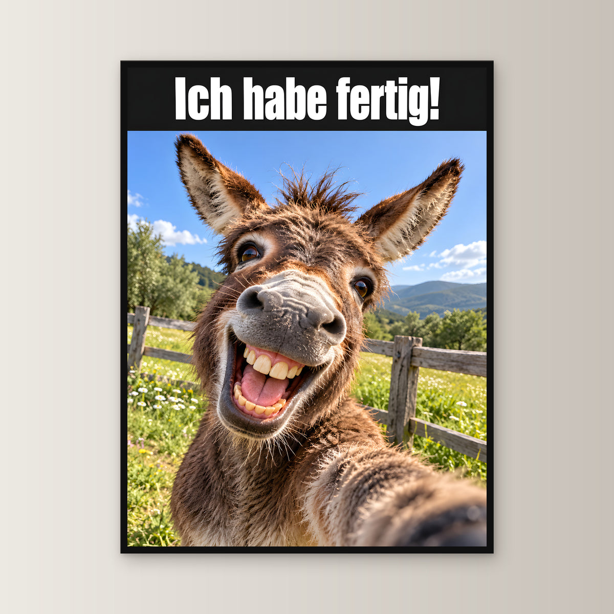 Lachender Esel – Gerahmtes Wandbild mit Spruch. 60×80 cm. 1 FRONTAL. KI-Motiv.