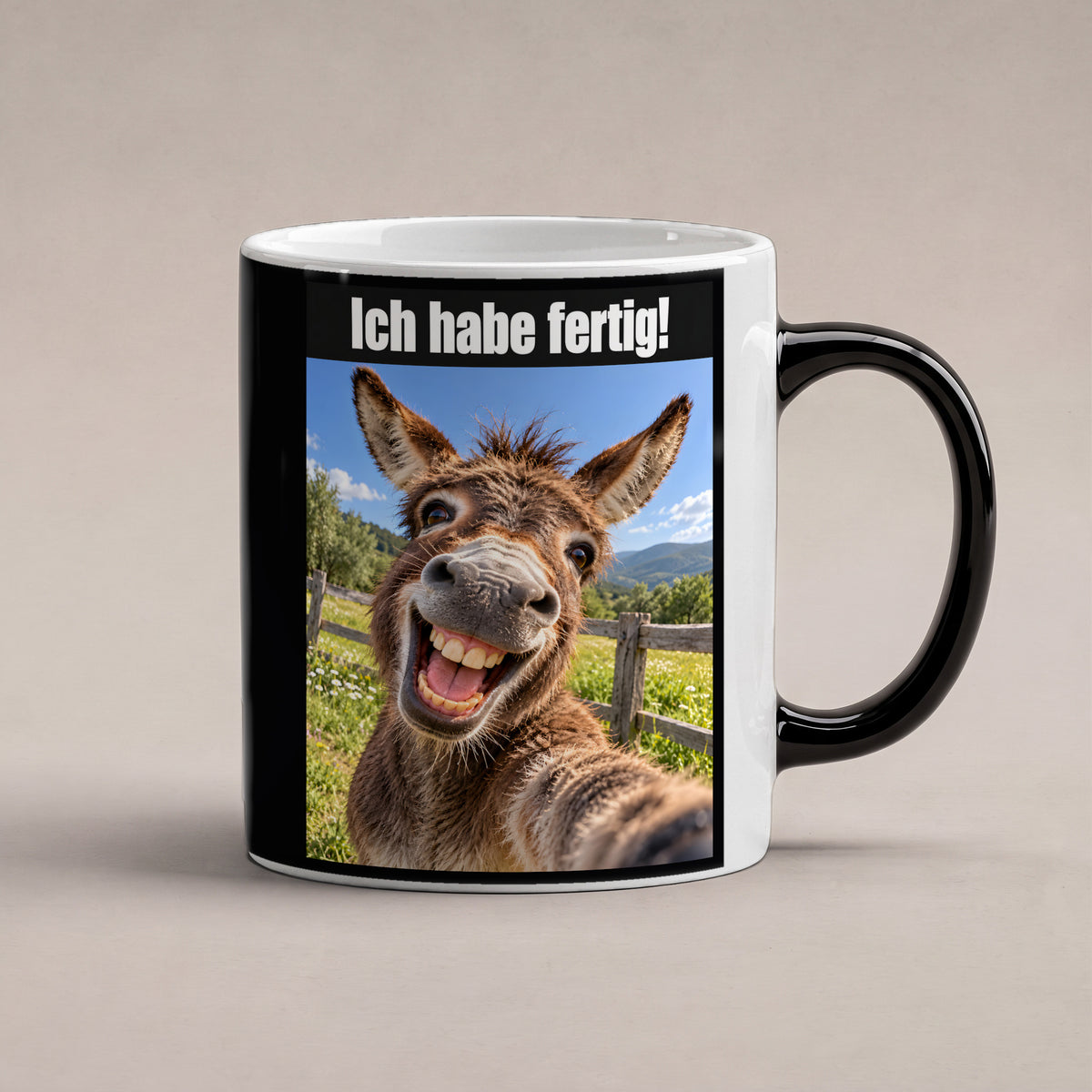 Lachender Esel – Tasse mit Spruch. Zaubertasse: Wärmeeffekt. 1 STUDIO HEISS. KI-Motiv.