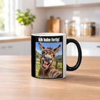 Lachender Esel – Tasse mit Spruch. Zaubertasse: Wärmeeffekt. 2 KUECHE HEISS. KI-Motiv.