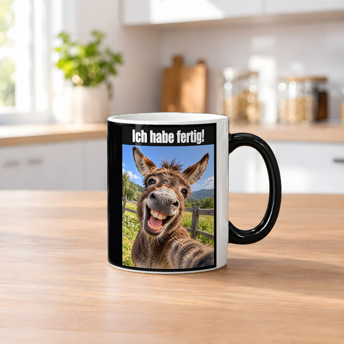 Lachender Esel – Tasse mit Spruch. Zaubertasse: Wärmeeffekt. 2 KUECHE HEISS. KI-Motiv.
