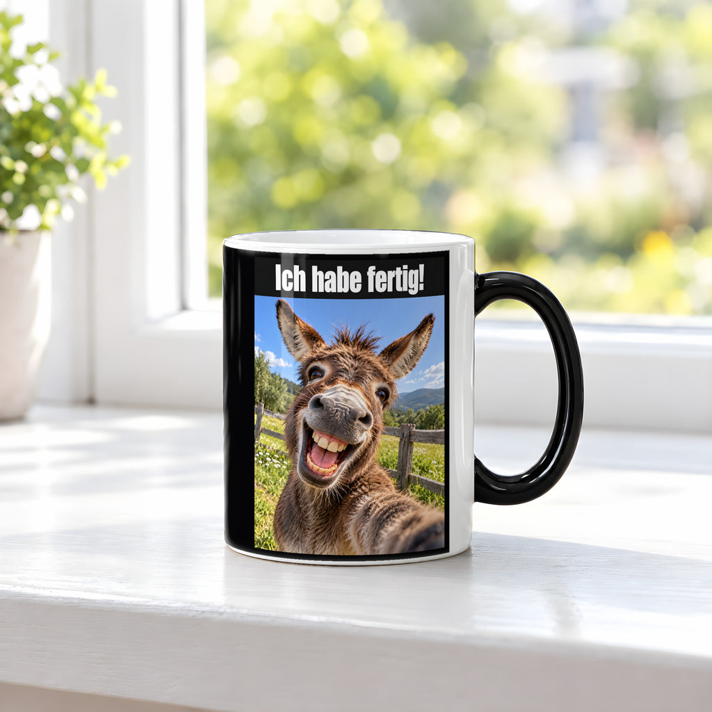 Lachender Esel – Tasse mit Spruch. Zaubertasse: Wärmeeffekt. 3 FENSTER HEISS. KI-Motiv.