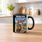 Lachender Esel – Tasse mit Spruch. Innen schwarz. 2 KUECHE. KI-Motiv.