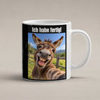 Lachender Esel – Tasse mit Spruch. Weiß. 1 STUDIO. KI-Motiv.