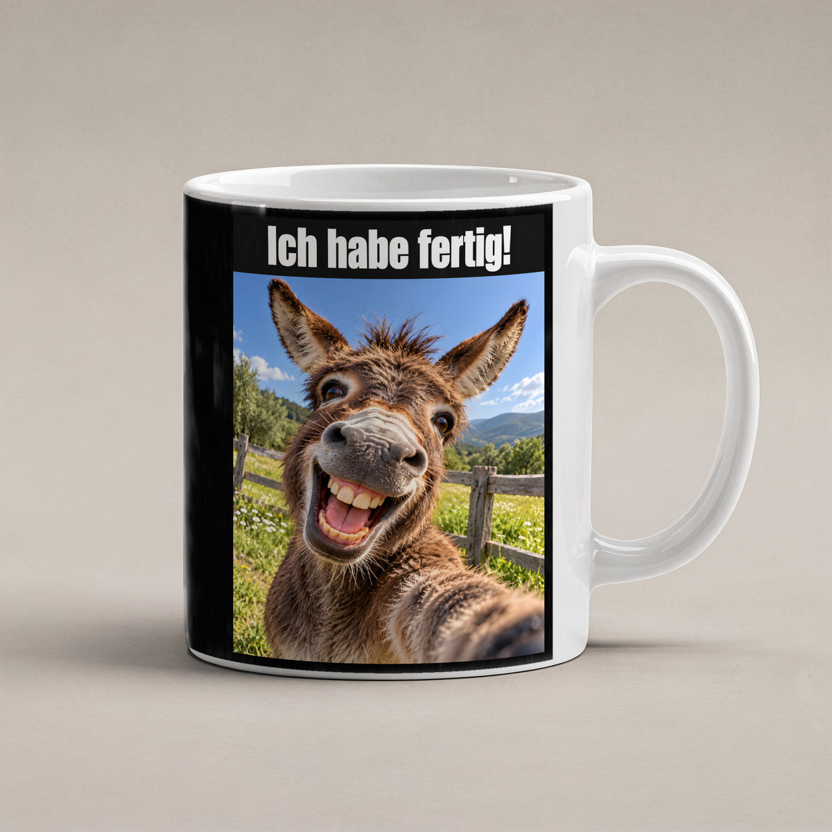 Lachender Esel – Tasse mit Spruch. Weiß. 1 STUDIO. KI-Motiv.