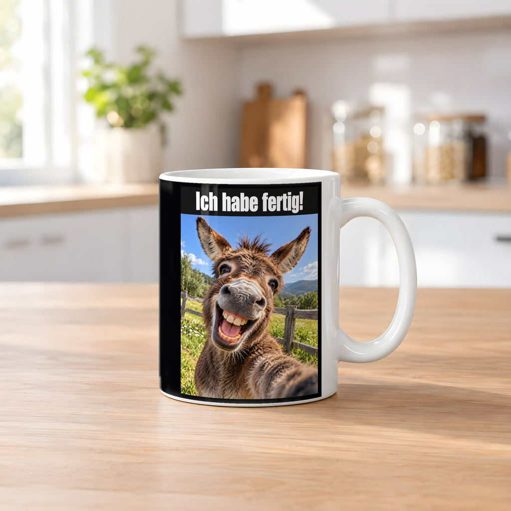 Lachender Esel – Tasse mit Spruch. Weiß. 2 KUECHE. KI-Motiv.