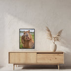 Weinendes Capybara – Gerahmtes Wandbild. 45×60 cm. 2 RAUM. KI-Motiv.