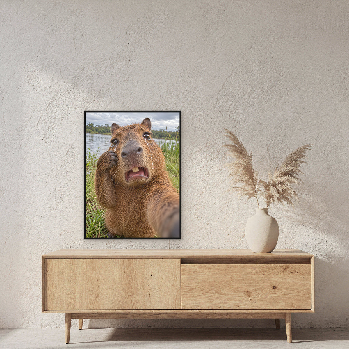 Weinendes Capybara – Gerahmtes Wandbild. 60×80 cm. 2 RAUM. KI-Motiv.