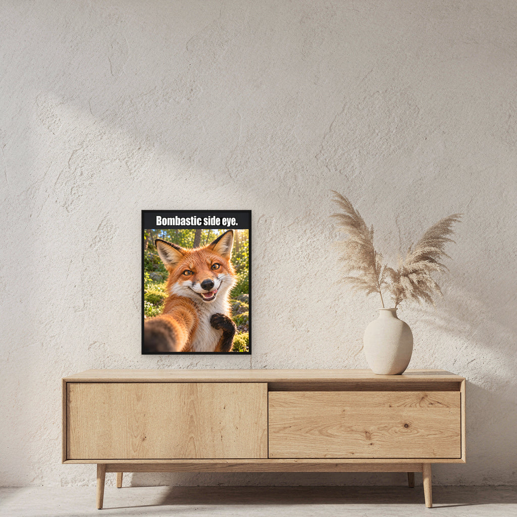 Frech grinsender Fuchs – Gerahmtes Wandbild mit Spruch. 45×60 cm. 2 RAUM. KI-Motiv.