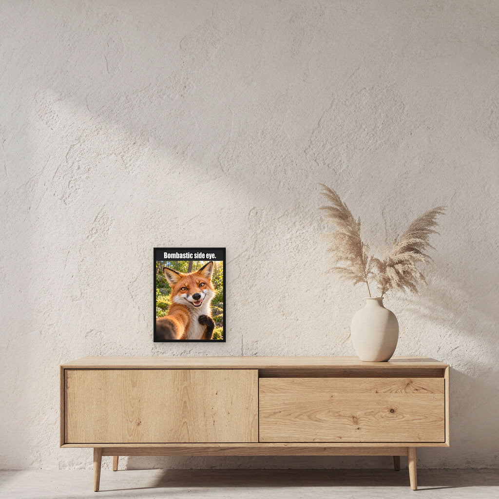 Frech grinsender Fuchs – Gerahmtes Wandbild mit Spruch. 30×40 cm. 2 RAUM. KI-Motiv.