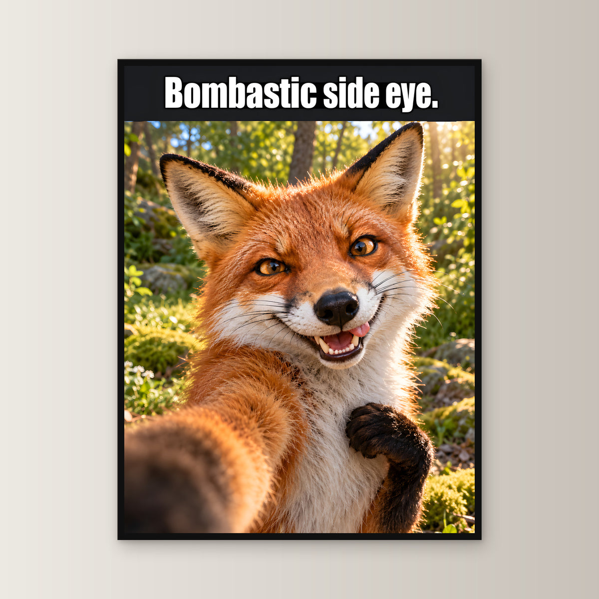 Frech grinsender Fuchs – Gerahmtes Wandbild mit Spruch. 60×80 cm. 1 FRONTAL. KI-Motiv.