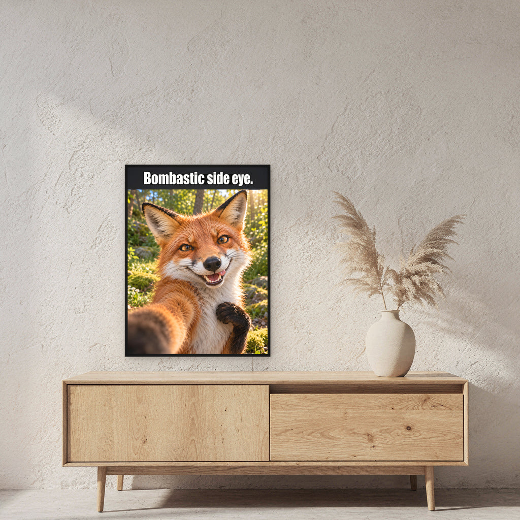 Frech grinsender Fuchs – Gerahmtes Wandbild mit Spruch. 60×80 cm. 2 RAUM. KI-Motiv.