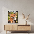 Frech grinsender Fuchs – Gerahmtes Wandbild mit Spruch. 60×80 cm. 2 RAUM. KI-Motiv.
