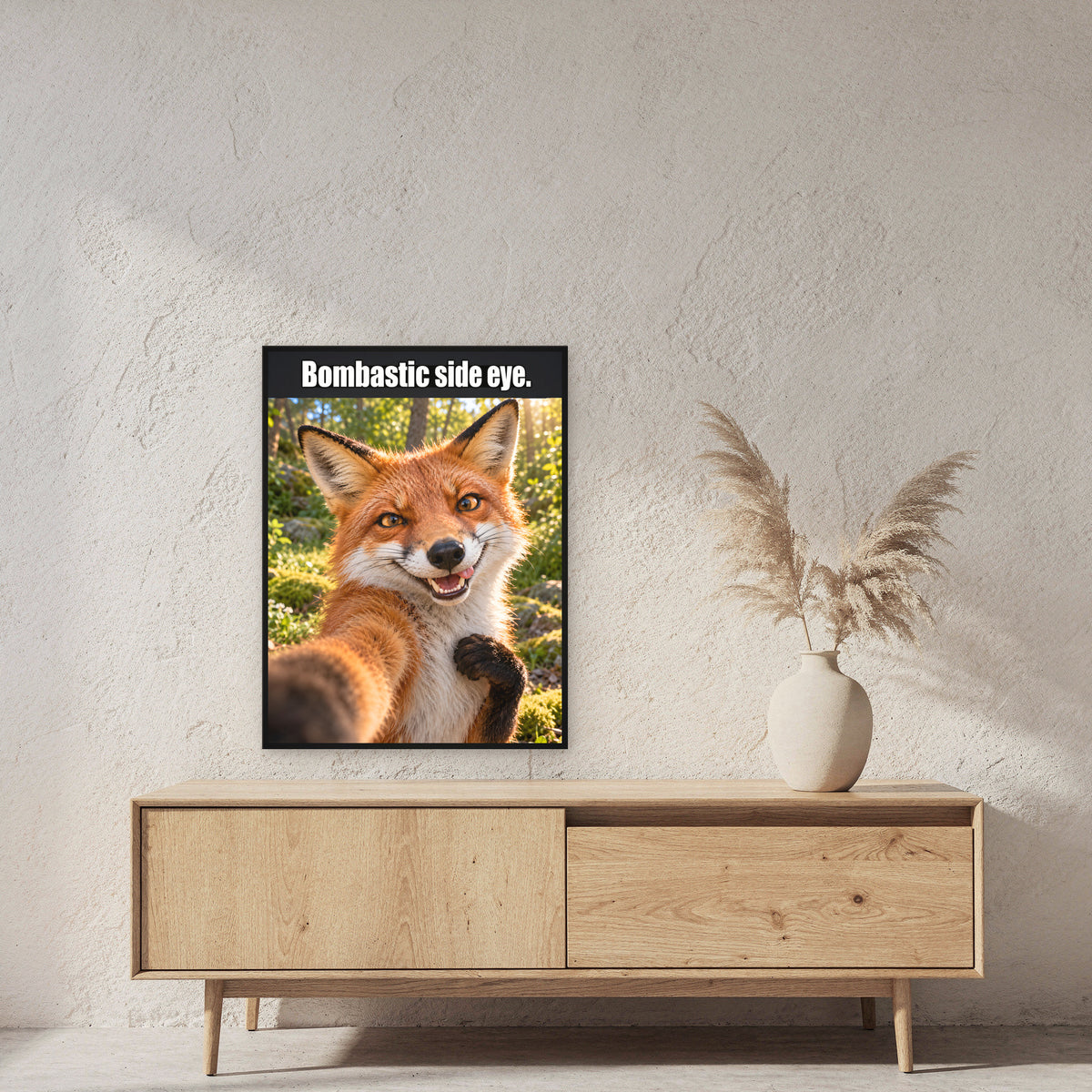 Frech grinsender Fuchs – Gerahmtes Wandbild mit Spruch. 60×80 cm. 2 RAUM. KI-Motiv.