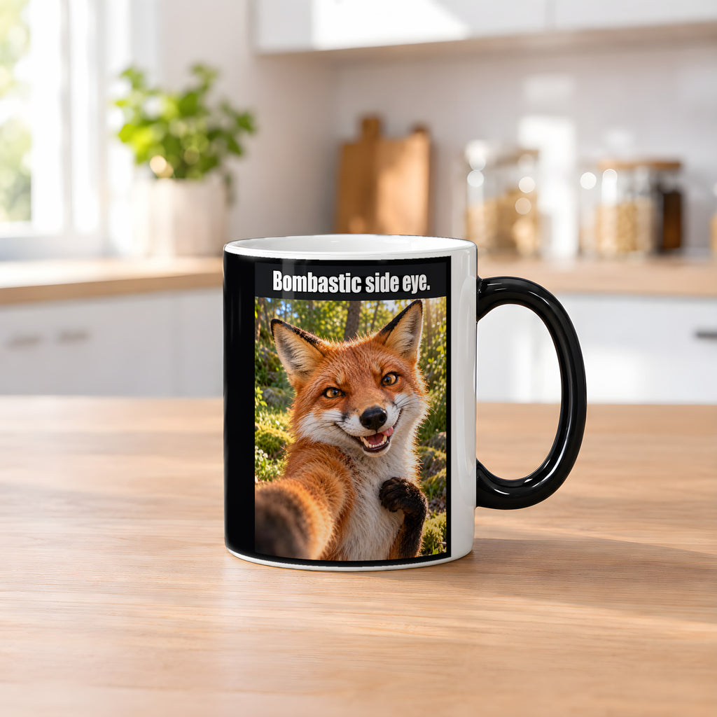 Frech grinsender Fuchs – Tasse mit Spruch. Zaubertasse: Wärmeeffekt. 2 KUECHE HEISS. KI-Motiv.