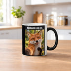 Frech grinsender Fuchs – Tasse mit Spruch. Zaubertasse: Wärmeeffekt. 2 KUECHE HEISS. KI-Motiv.
