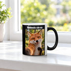 Frech grinsender Fuchs – Tasse mit Spruch. Zaubertasse: Wärmeeffekt. 3 FENSTER HEISS. KI-Motiv.