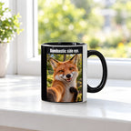 Frech grinsender Fuchs – Tasse mit Spruch. Innen schwarz. 3 FENSTER. KI-Motiv.