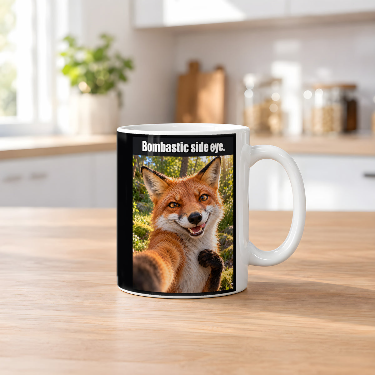 Frech grinsender Fuchs – Tasse mit Spruch. Weiß. 2 KUECHE. KI-Motiv.