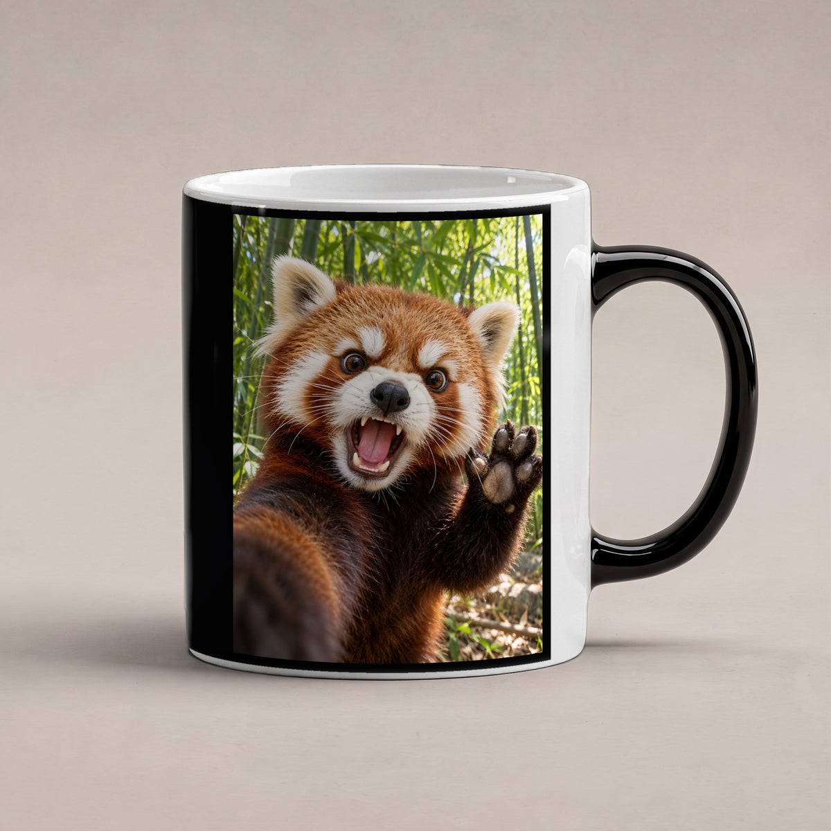 Empörter roter Panda – Tasse. Zaubertasse: Wärmeeffekt. 1 STUDIO HEISS. KI-Motiv.