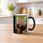 Empörter roter Panda – Tasse. Zaubertasse: Wärmeeffekt. 2 KUECHE HEISS. KI-Motiv.
