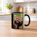 Empörter roter Panda – Tasse. Innen schwarz. 2 KUECHE. KI-Motiv.