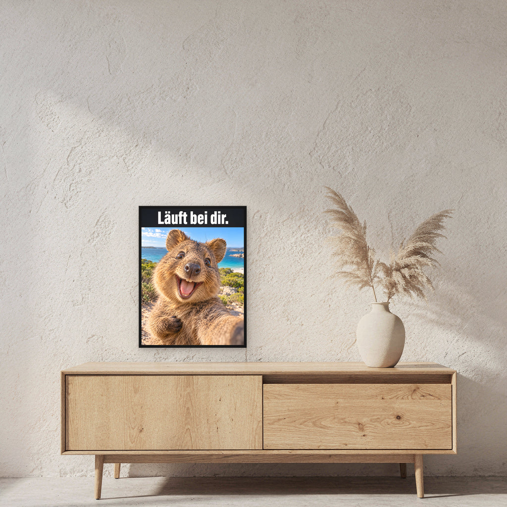 Glücklicher Quokka – Gerahmtes Wandbild mit Spruch. 45×60 cm. 2 RAUM. KI-Motiv.