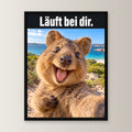 Glücklicher Quokka – Gerahmtes Wandbild mit Spruch. 30×40 cm. 1 FRONTAL. KI-Motiv.