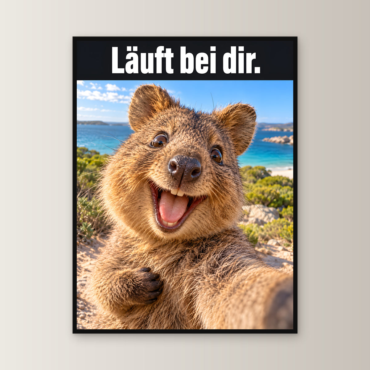 Glücklicher Quokka – Gerahmtes Wandbild mit Spruch. 60×80 cm. 1 FRONTAL. KI-Motiv.