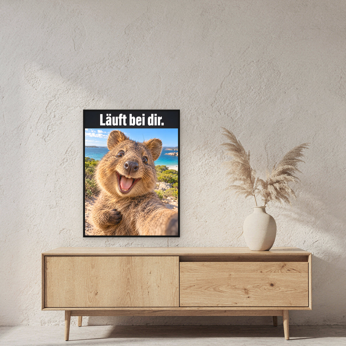 Glücklicher Quokka – Gerahmtes Wandbild mit Spruch. 60×80 cm. 2 RAUM. KI-Motiv.