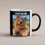 Glücklicher Quokka – Tasse mit Spruch. Zaubertasse: Wärmeeffekt. 1 STUDIO HEISS. KI-Motiv.