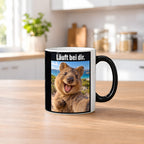 Glücklicher Quokka – Tasse mit Spruch. Zaubertasse: Wärmeeffekt. 2 KUECHE HEISS. KI-Motiv.