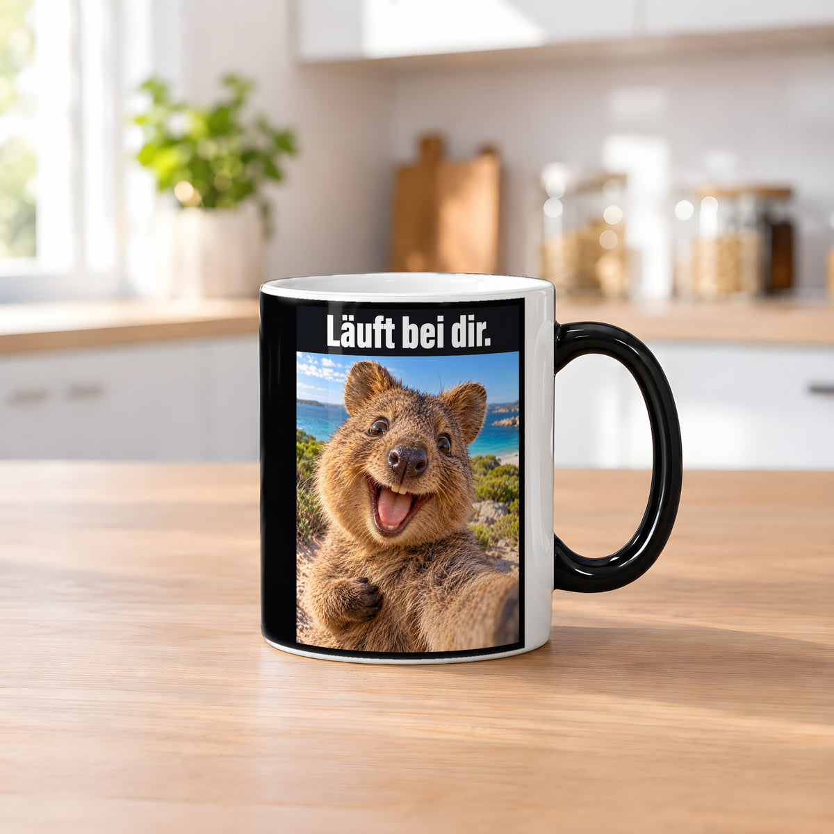 Glücklicher Quokka – Tasse mit Spruch. Zaubertasse: Wärmeeffekt. 2 KUECHE HEISS. KI-Motiv.