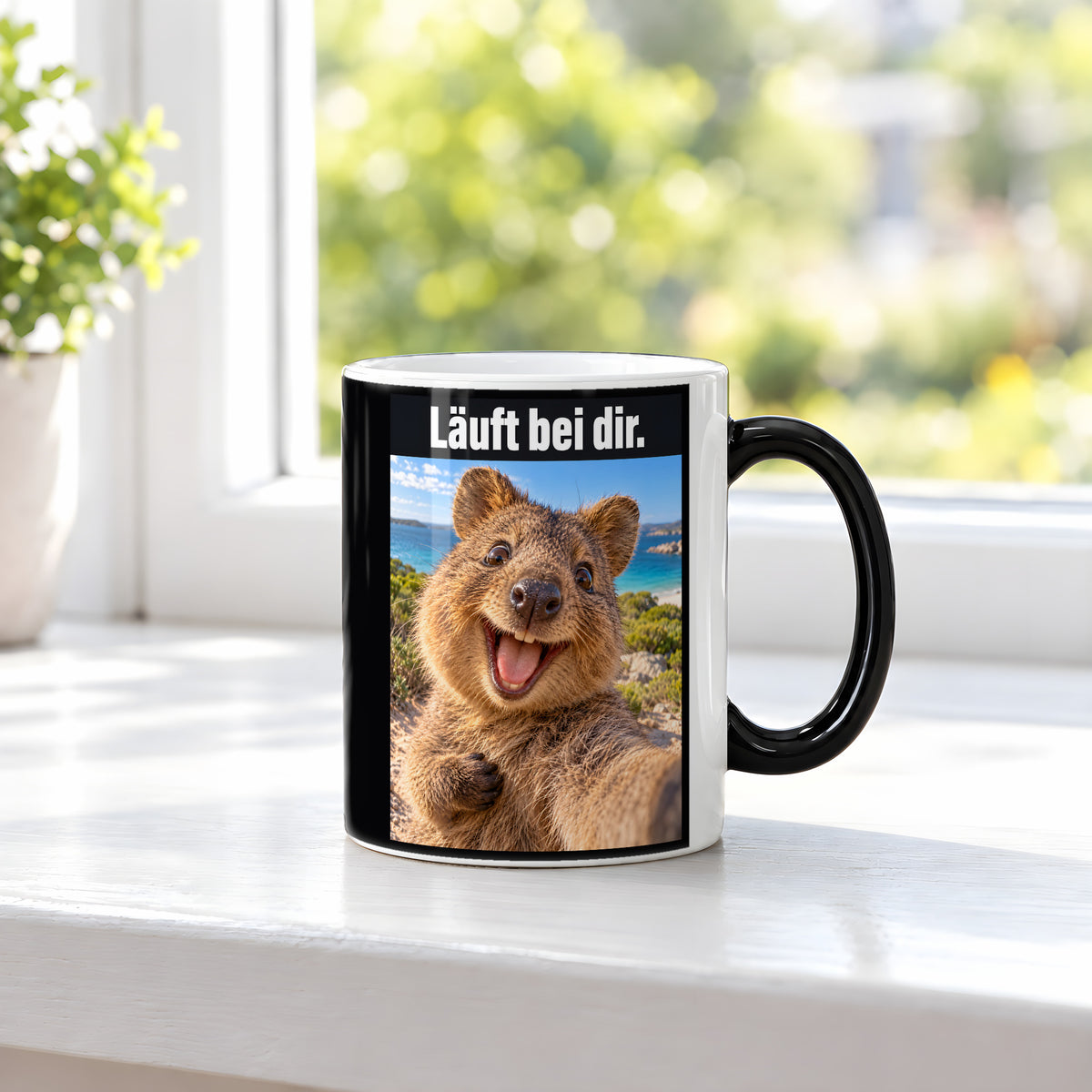 Glücklicher Quokka – Tasse mit Spruch. Zaubertasse: Wärmeeffekt. 3 FENSTER HEISS. KI-Motiv.