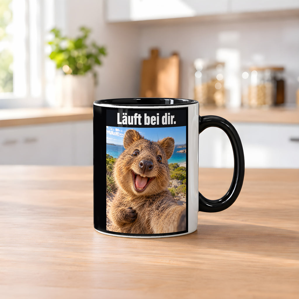 Glücklicher Quokka – Tasse mit Spruch. Innen schwarz. 2 KUECHE. KI-Motiv.