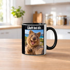 Glücklicher Quokka – Tasse mit Spruch. Innen schwarz. 2 KUECHE. KI-Motiv.