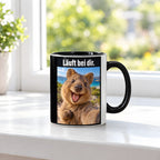 Glücklicher Quokka – Tasse mit Spruch. Innen schwarz. 3 FENSTER. KI-Motiv.