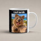Glücklicher Quokka – Tasse mit Spruch. Weiß. 1 STUDIO. KI-Motiv.