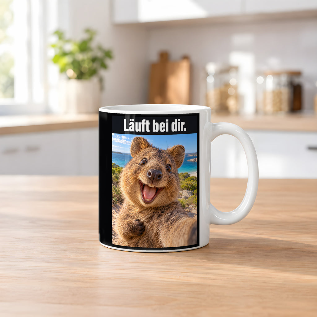 Glücklicher Quokka – Tasse mit Spruch. Weiß. 2 KUECHE. KI-Motiv.