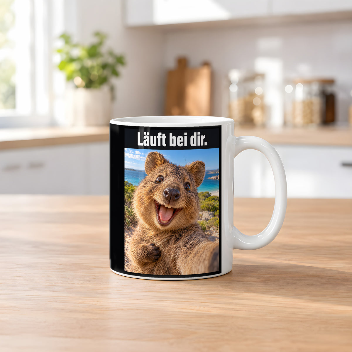 Glücklicher Quokka – Tasse mit Spruch. Weiß. 2 KUECHE. KI-Motiv.