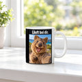 Glücklicher Quokka – Tasse mit Spruch. Weiß. 3 FENSTER. KI-Motiv.