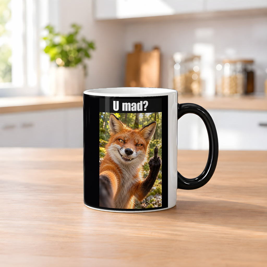 Fuchs mit Mittelfinger – Tasse mit Spruch. Zaubertasse: Wärmeeffekt. 2 KUECHE HEISS. KI-Motiv.