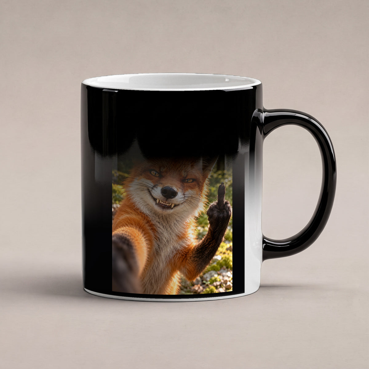 Fuchs mit Mittelfinger – Tasse mit Spruch. Zaubertasse: Wärmeeffekt. 6 WAERMEEFFEKT. KI-Motiv.