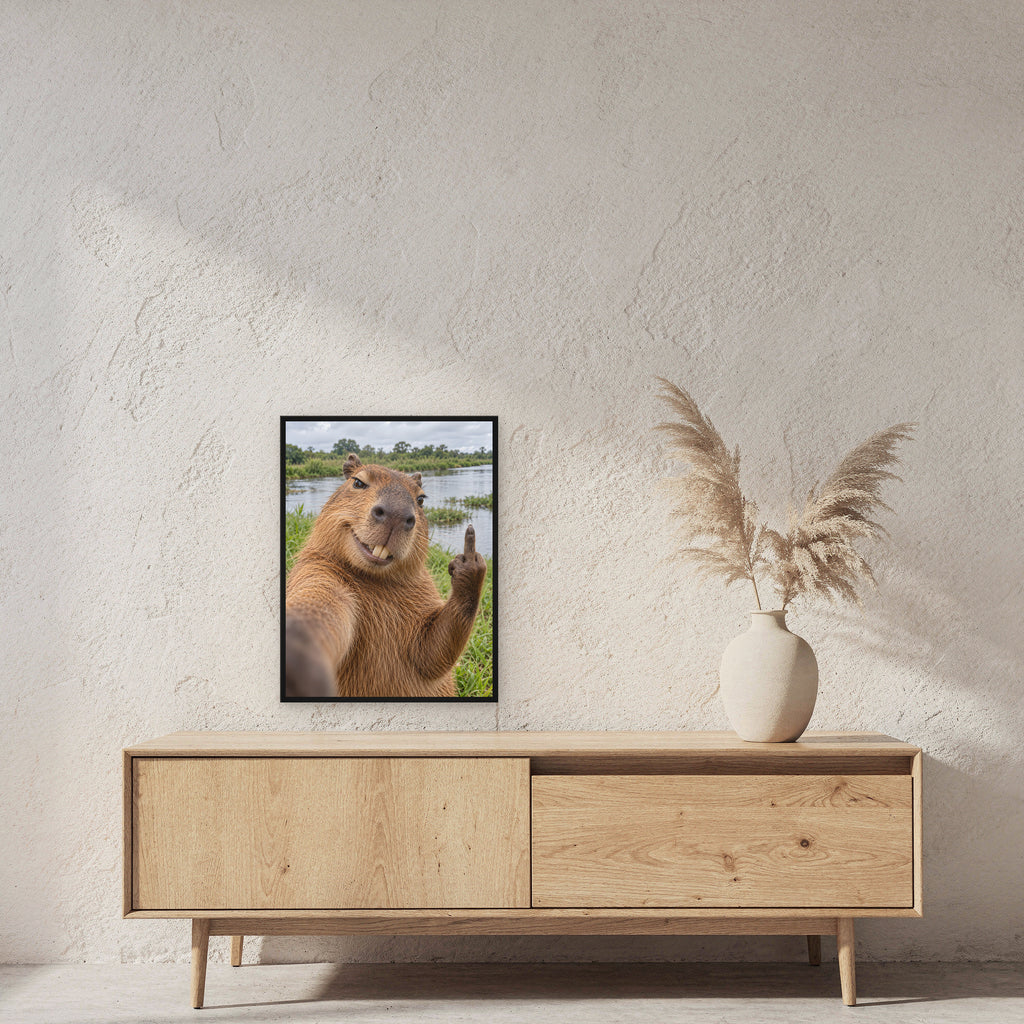 Capybara mit Mittelfinger – Gerahmtes Wandbild. 45×60 cm. 2 RAUM. KI-Motiv.