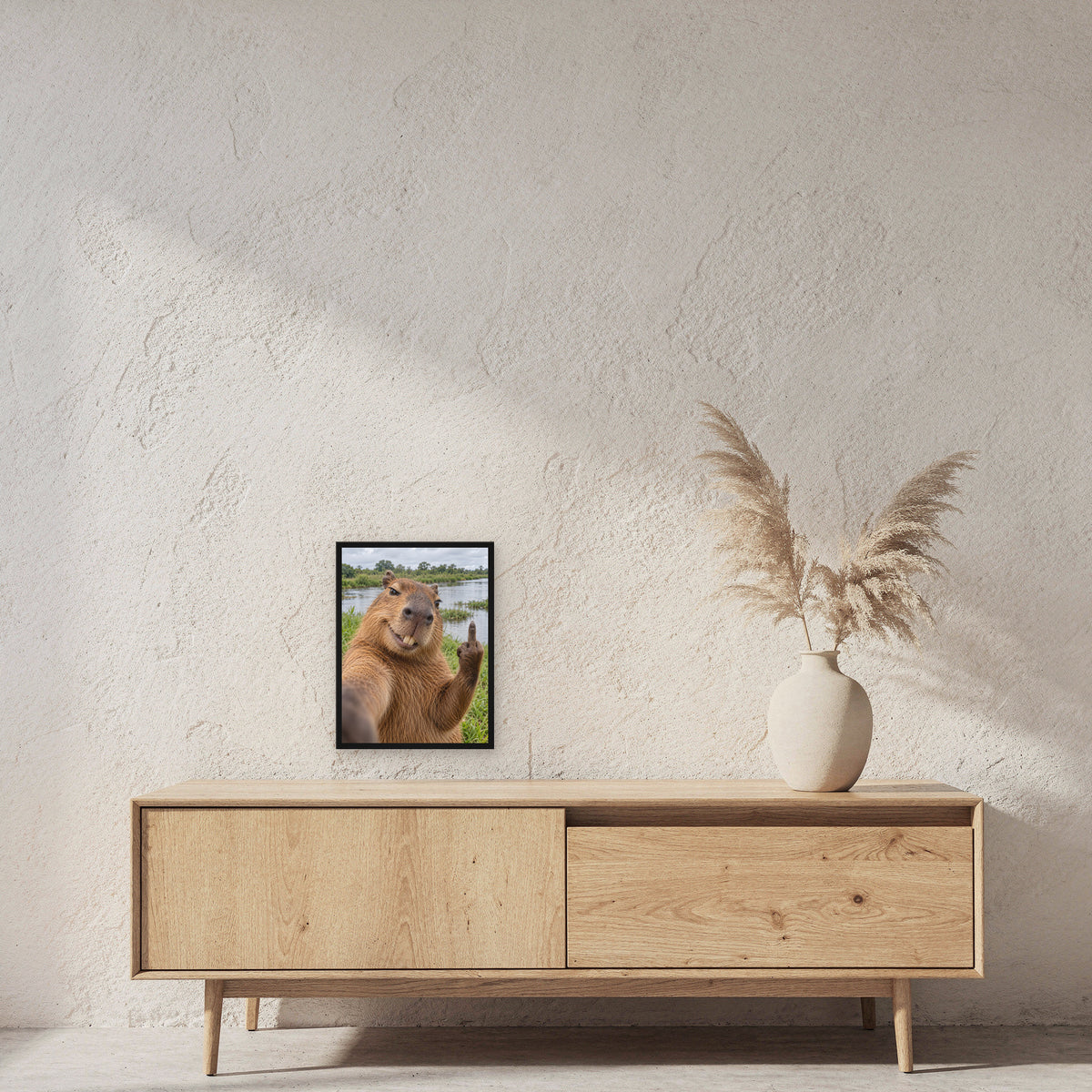 Capybara mit Mittelfinger – Gerahmtes Wandbild. 30×40 cm. 2 RAUM. KI-Motiv.