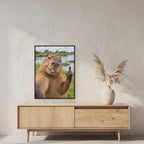 Capybara mit Mittelfinger – Gerahmtes Wandbild. 60×80 cm. 2 RAUM. KI-Motiv.